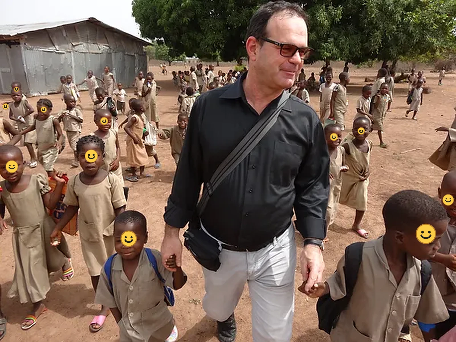 Rémy Girardi, fondatore di CEP Monaco, circondato dai bambini in Benin